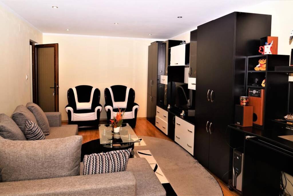 Home Away From Home Petrila ภายนอก รูปภาพ